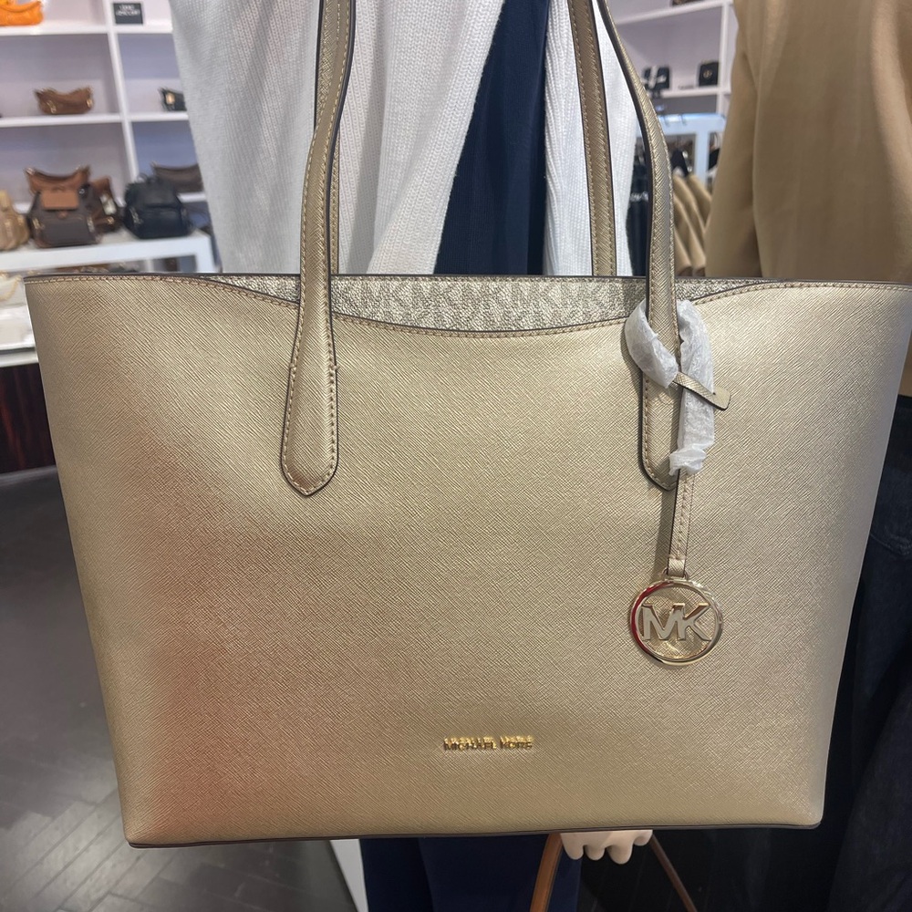 MICHAEL KORS Arden Large Metallic Top-Zip Shoulder Tote Bag
Pale Gold 
NWT - Picture 5 of 16